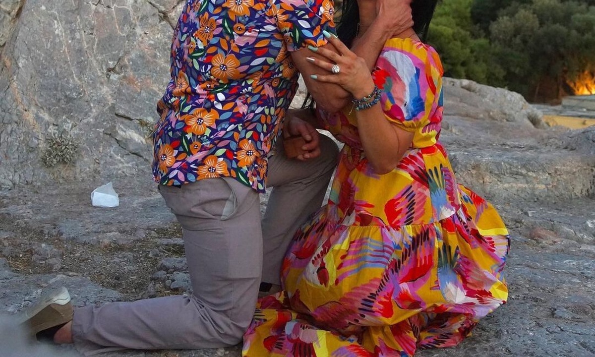 Δέχτηκε πρόταση γάμου κάτω από την Ακρόπολη! Οι υπέροχες φωτό και το φιλί στο στόμα