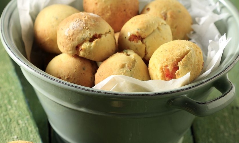 Άκης Πετρετζίκης: Τυροπιτάκια με κοτόπουλο