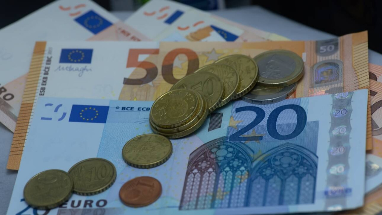 Κατώτατος μισθός: Πώς διαμορφώνεται για όλους τους εργαζομένους