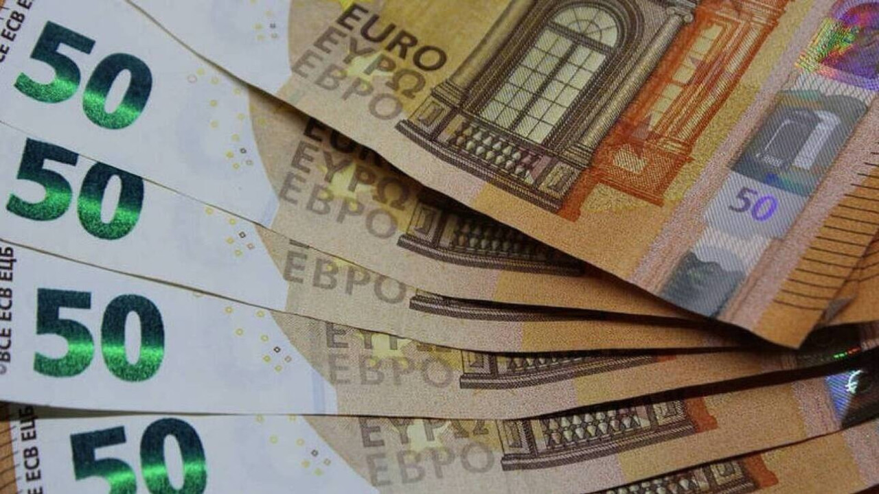 Κατώτατος μισθός: Πώς διαμορφώνεται ανάλογα με τα έτη προϋπηρεσίας - Δείτε αναλυτικoύς πίνακες