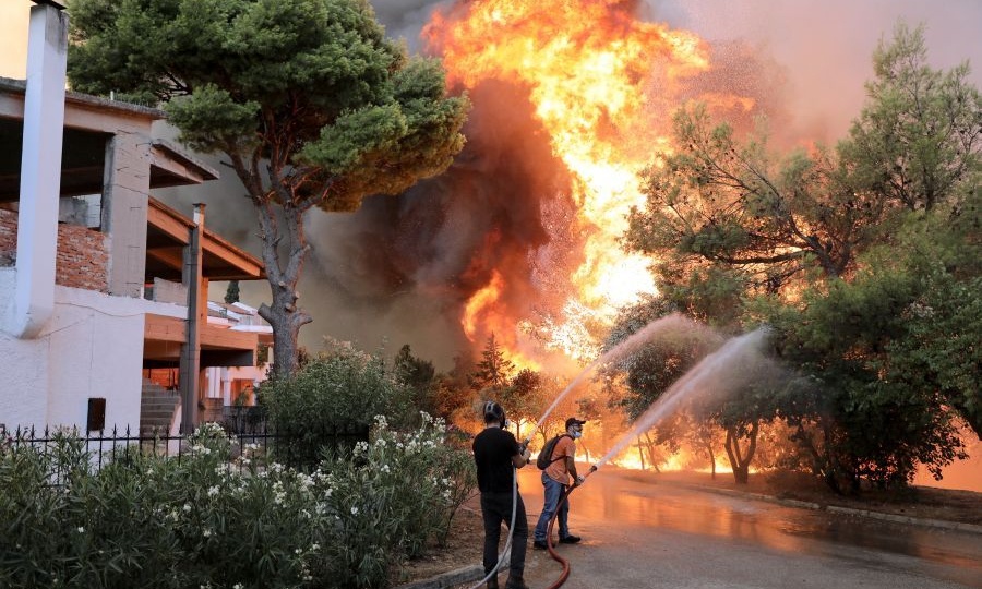 Φωτιά στη Βαρυμπόμπη: Μπήκε στις Αδάμες η πυρκαγιά - Στις αυλές των σπιτιών οι φλόγες