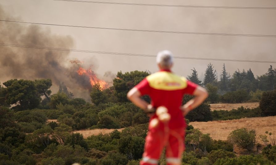Φωτιά στη Βαρυμπόμπη: Ανεξέλεγκτο το πύρινο μέτωπο – Εκκενώνονται και οι Θρακομακεδόνες