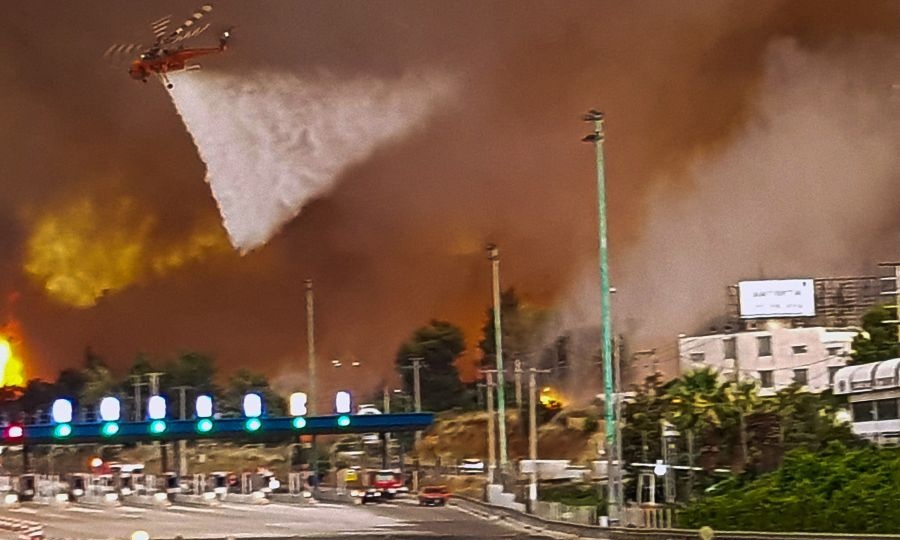 Φωτιά ΤΩΡΑ: Στην Εθνική Οδό οι φλόγες – Καίγονται σπίτια στις Αφίδνες - Απειλούνται και τα διόδια