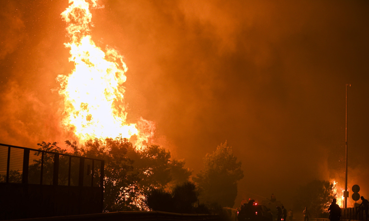 Η Ελλάδα στις φλόγες - Εφιαλτική νύχτα σε Αττική, Εύβοια και Ηλεία - Όλες οι εξελίξεις