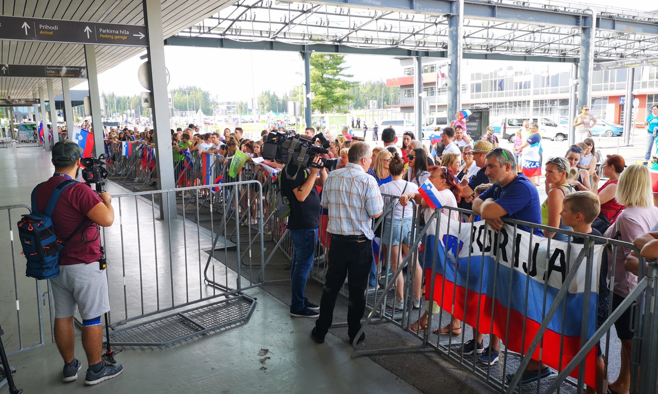 Σλοβενία: Αποθεωτική υποδοχή σε Ντόντσιτς στο αεροδρόμιο (video)