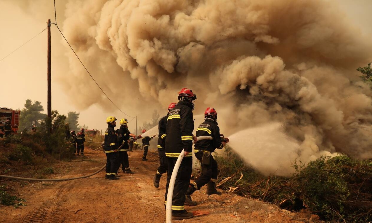 Φωτιά Εύβοια: Η μεγάλη μάχη για την Ιστιαία - Ανθρώπινα τείχη για τις αναζωπυρώσεις
