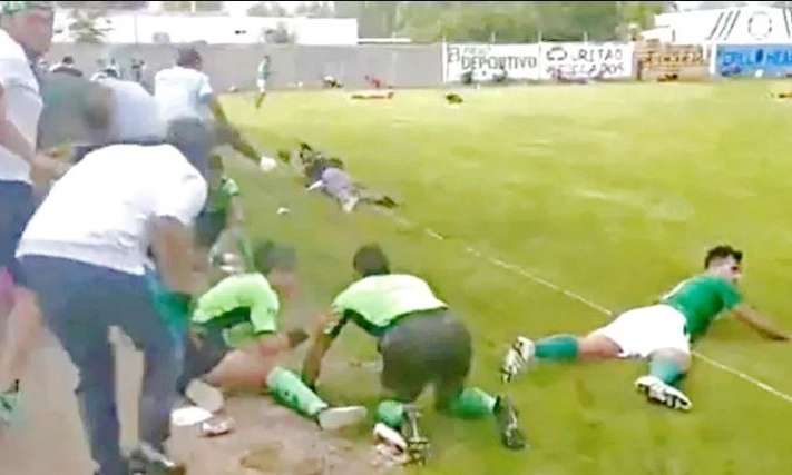 Σκληρές εικόνες - Τραγωδία σε αγώνα με πυροβολισμούς και τρεις νεκρούς (photos+video)