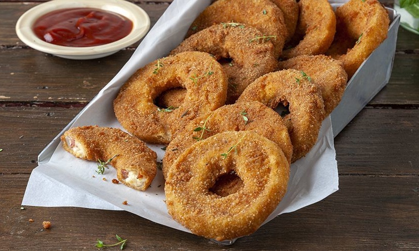 Άκης Πετρετζίκης: Γεμιστά onion rings