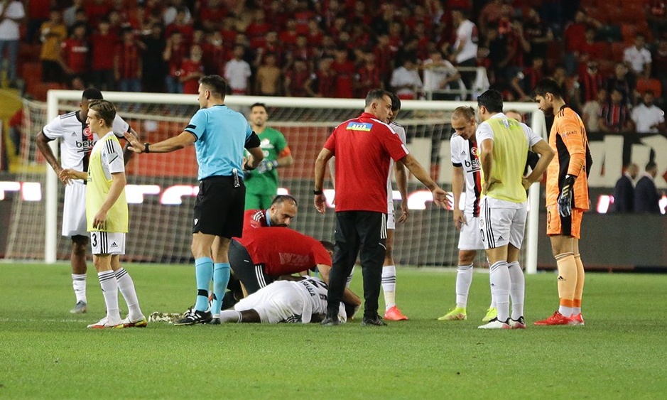 Τουρκία: «Πάγωσαν« στη Μπεσίκτας μετά από πτώση ποδοσφαιριστή (photos+video)