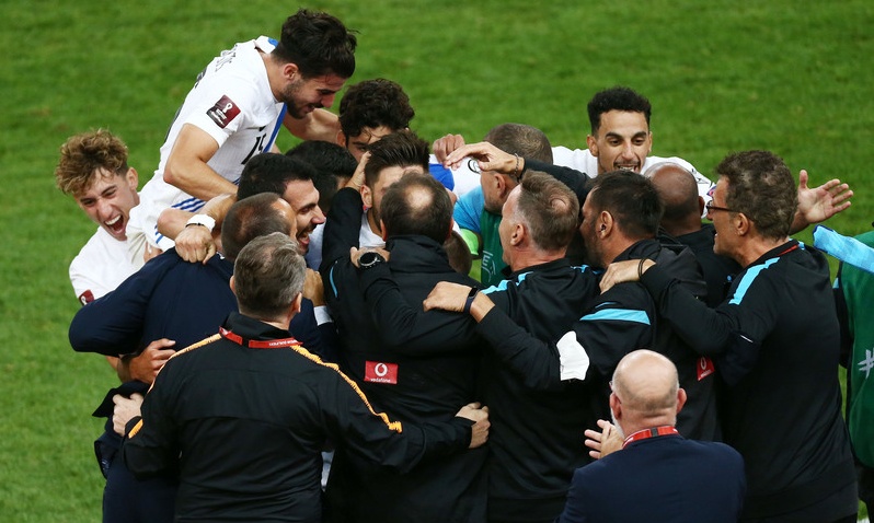 Ελλάδα-Σουηδία 2-1: Οι αγκαλιές στον Φαν’τ Σχιπ και οι έξαλλοι πανηγυρισμοί στο ΟΑΚΑ! (video+photos)
