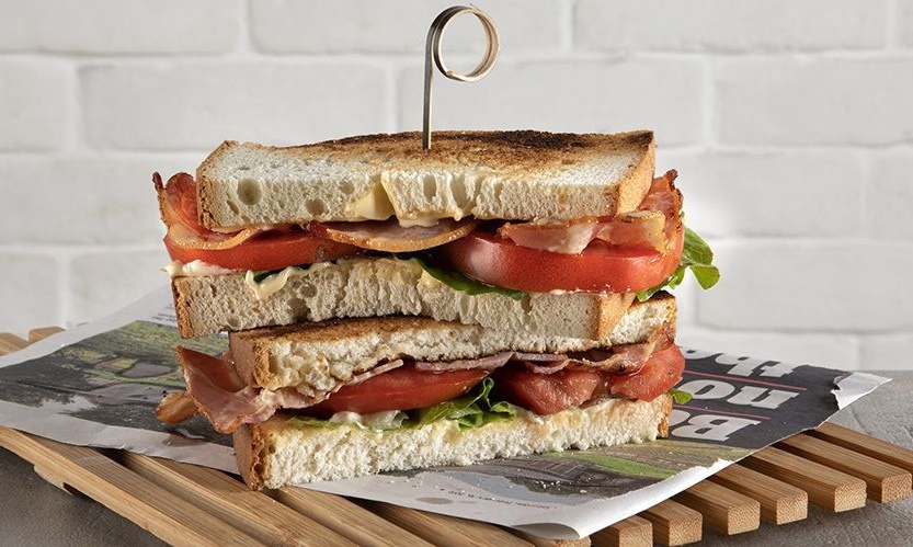 Άκης Πετρετζίκης: BLT σάντουιτς