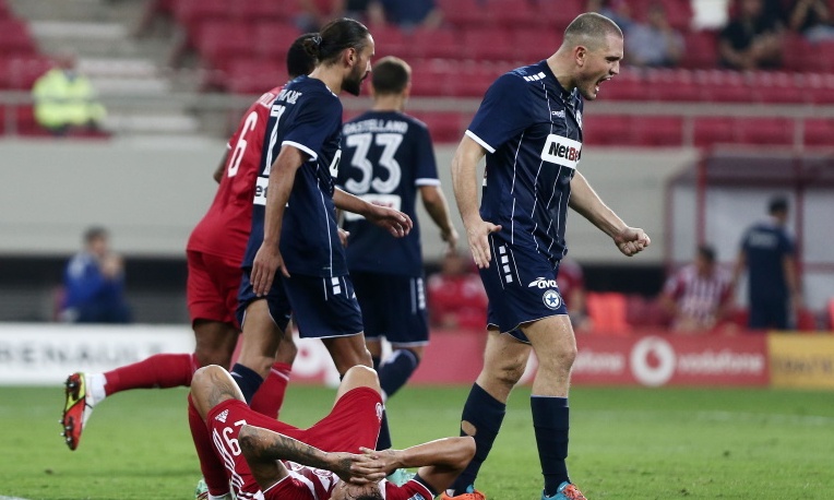 Ένταση στο Καραϊσκάκη - Οπαδοί του Ολυμπιακού πήγαν να κάνουν ντου στο πάγκο του Ατρόμητου