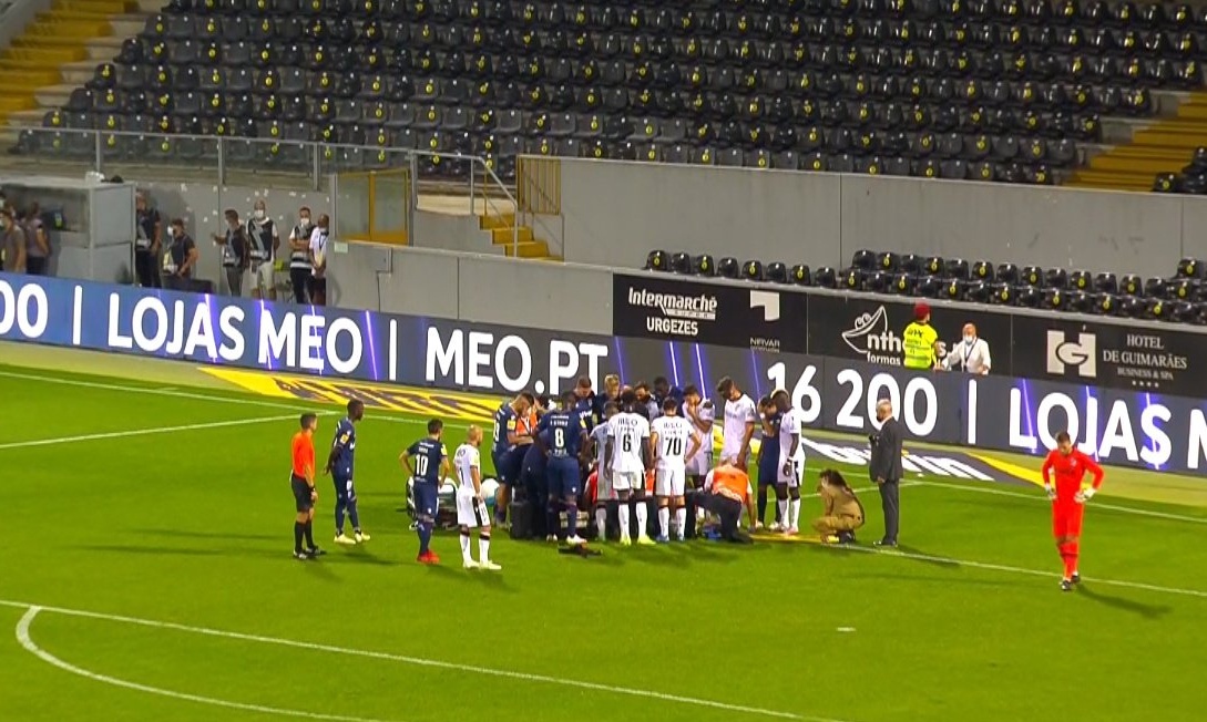 Αγωνία για Ροσίνια - Έπεσε αναίσθητος μετά από σφοδρό χτύπημα στο κεφάλι (video+photos)