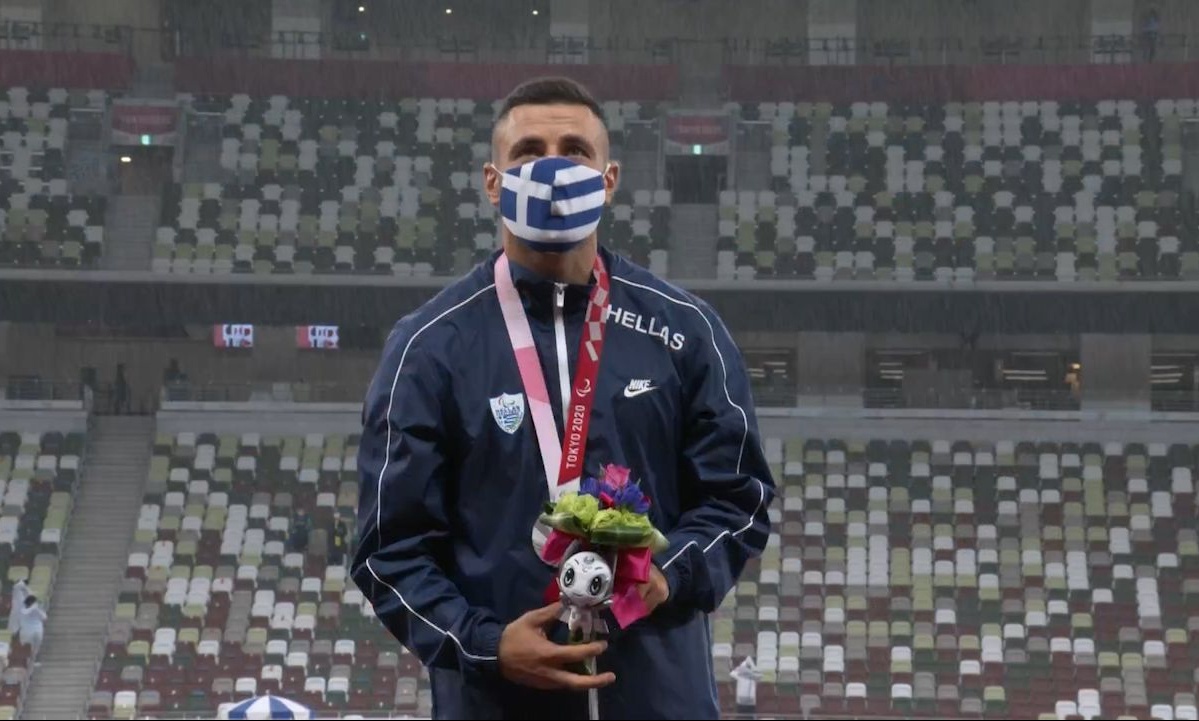 Άρης-ΟΦΗ: Στο γήπεδο με το μετάλλιο για την αγαπημένη του ομάδα Έλληνας Παραολυμπιονίκης (photos)