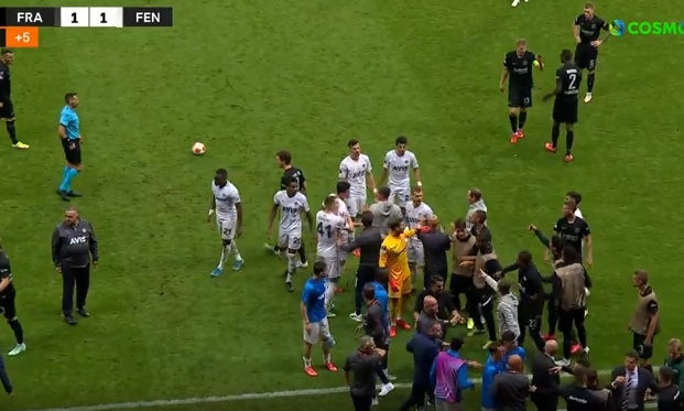 Europa League: Ένταση στην Φρανκφούρτη - Πιάστηκαν στα χέρια στο Άιντραχτ-Φενέρ (video+photos)