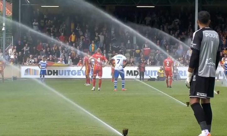 Επικό σκηνικό στην Ολλανδία - Άνοιξαν τα ποτιστικά μετά το γκολ του Μπότου (photos+video)