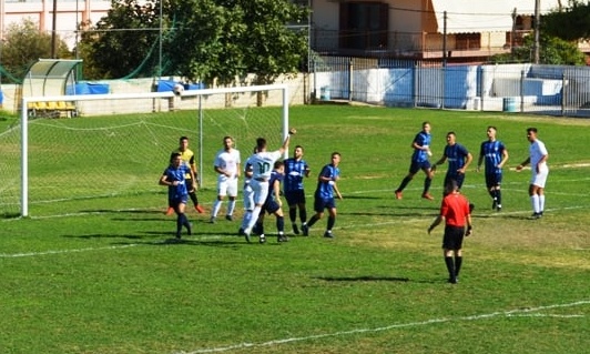 Απίθανα πράγματα σε ερασιτεχνικό ματς - Επιτέθηκαν με ρόπαλο σε ποδοσφαιριστή
