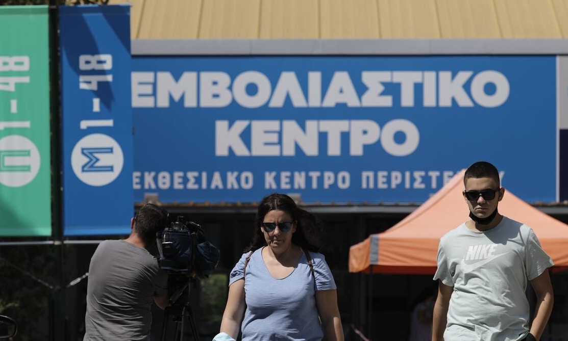 Τρίτη δόση εμβολίου: Ποιοι εξαιρούνται - Τι θα γίνει με όσους έκαναν J&J και AstraZeneca