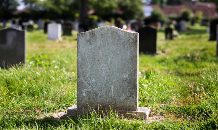 Τρόμος - Πήγε σε νεκροταφείο και σάστισε μόλις είδε τι ανατριχιαστικό έβγαινε από τάφο (pics+vid)