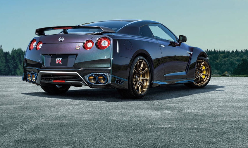 Το Nissan GT-R T-Spec κρατάει ζωντανό τον μύθο του Godzilla
