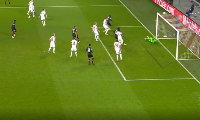 Champions League: Απίθανη γκάφα σε εκτέλεση φάουλ - Του έφυγε η μπάλα από τα χέρια