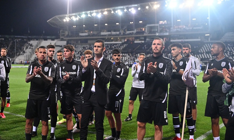 ΠΑΟΚ-Σλόβαν Μπρατισλάβας: Στέφανι στη θύρα 4 από τους παίκτες για τα έξι «αετόπουλα» (photos)