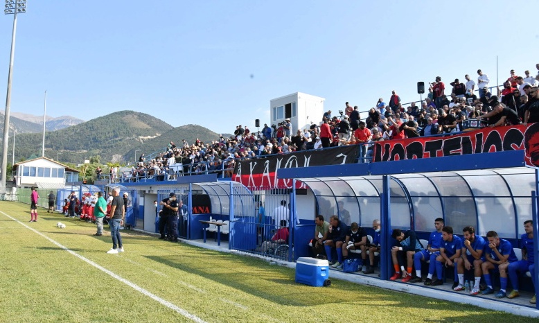 Κύπελλο Ελλάδας: Χαμός στο Παναχαϊκή-Αιγάλεω - Διακοπή λόγω κροτίδας στον πάγκο του Σίτι