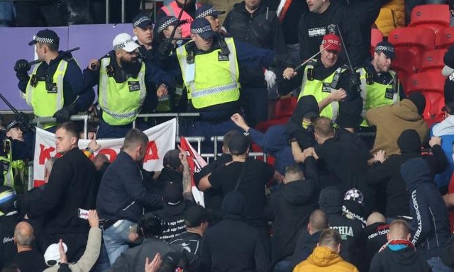 Έπεσε ξύλο στο Αγγλία-Ουγγαρία - Συμπλοκές οπαδών με την αστυνομία (video)
