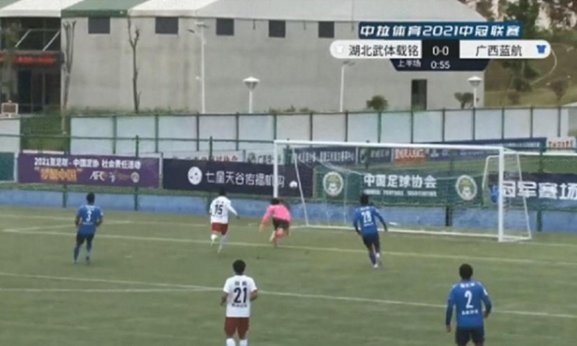 Απίθανο γκολ σχεδόν με τη σέντρα και με γκάφα του τερματοφύλακα (video+photos)