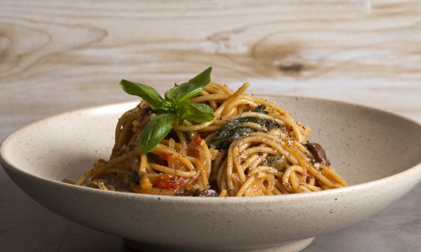 Άκης Πετρετζίκης: Σπαγγέτι πουτανέσκα σε 10 λεπτά