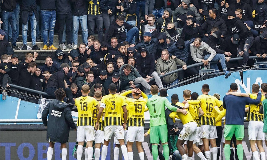 «Λουκέτο» στο γήπεδο της Ναϊμέγκεν μετά την κατάρρευση εξέδρας (photos+video)