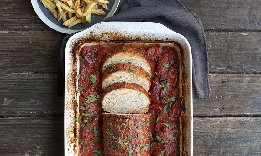 Άκης Πετρετζίκης: Ρολό γαλοπούλας με σάλτσα ντομάτας