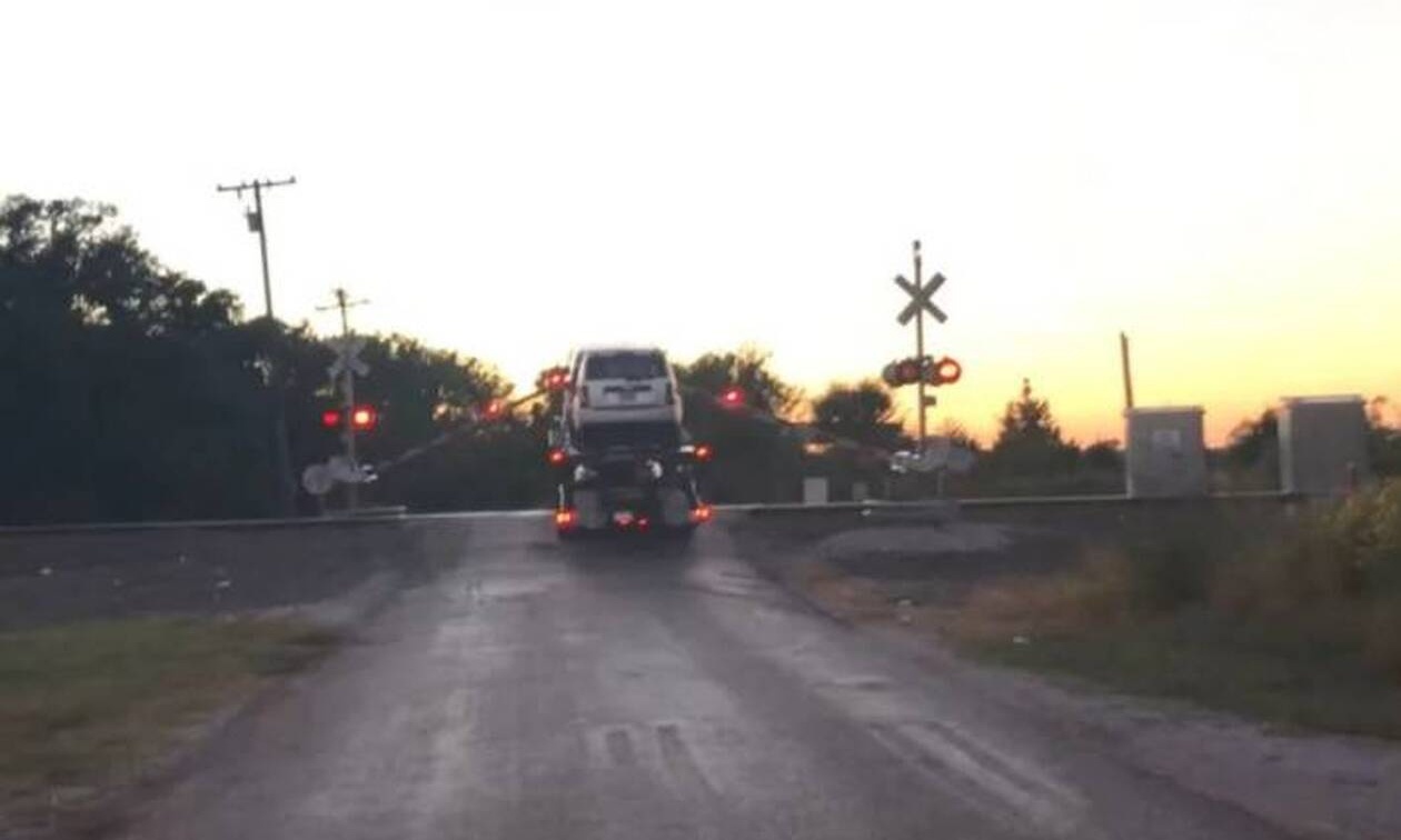 Βίντεο σοκ: Τρένο παρασύρει νταλίκα με αυτοκίνητα που κόλλησε στις ράγες