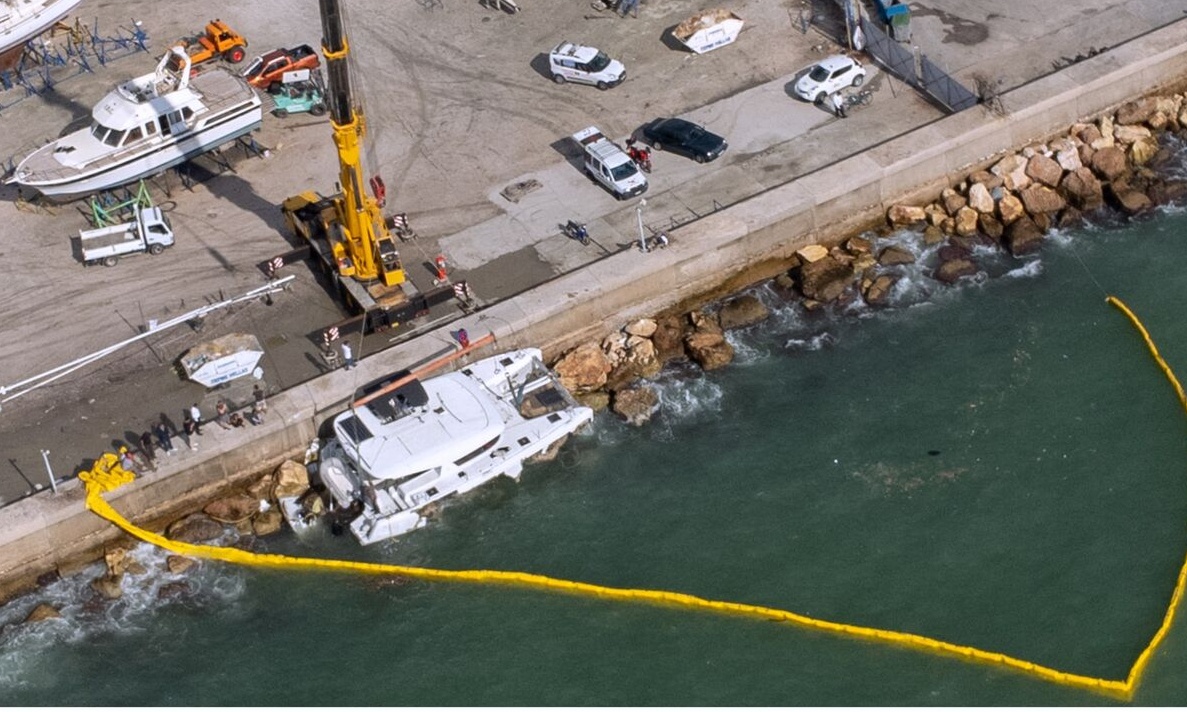 Άλιμος: Σοκαριστικές εικόνες από τη διάσωση επιβατών του καταμαράν που τσακίστηκε στα βράχια