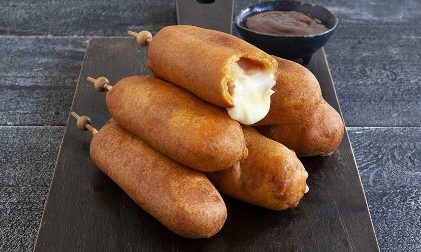 Άκης Πετρετζίκης: Corn dogs με μοτσαρέλα και μπέικον