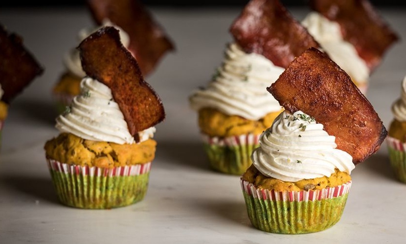 Άκης Πετρετζίκης: Cupcakes γλυκοπατάτας