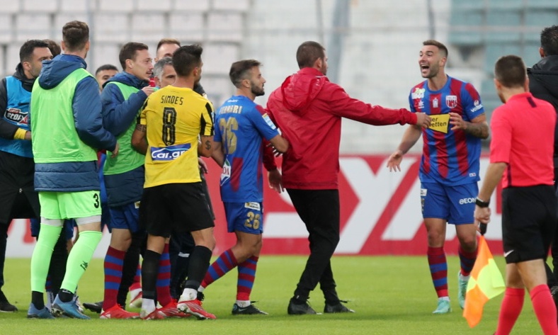 Βόλος-ΑΕΚ: Γκολ και... ξύλο στο Πανθεσσαλικό - Έχασε πέναλτι ο Ρεγκατέν (photos+videos)