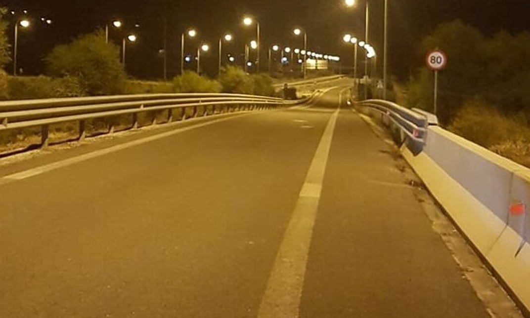 Επεισόδια στην Αθηνών - Κορίνθου: Έκλεισε η Εθνική Οδός - Πέτρες και φωτιές από Ρομά