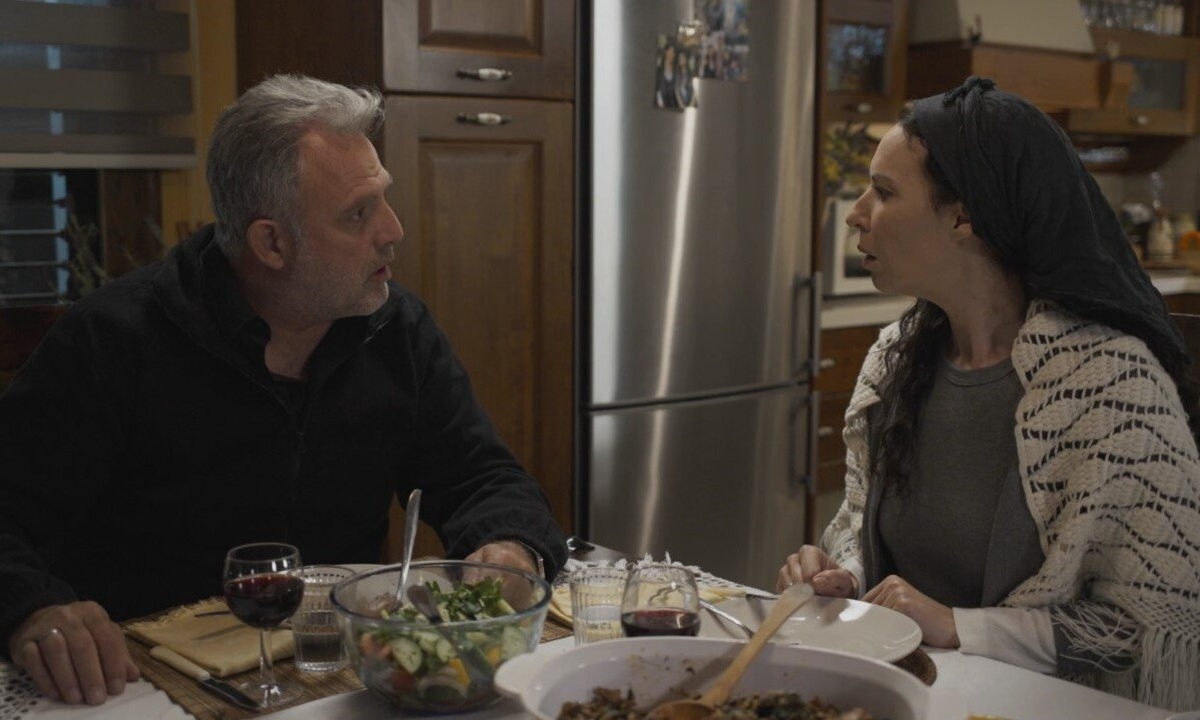 Η Γη της ελιάς: Μόνο ο Τσαρούχας θα περιέγραφε με αυτό τον τρόπο τη σχέση της Αρετής και του Στάθη