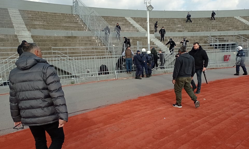 Χαμός στο Τρίκαλα-Νίκη Βόλου: Επεισόδια πριν τη σέντρα με έναν τραυματία (photos)