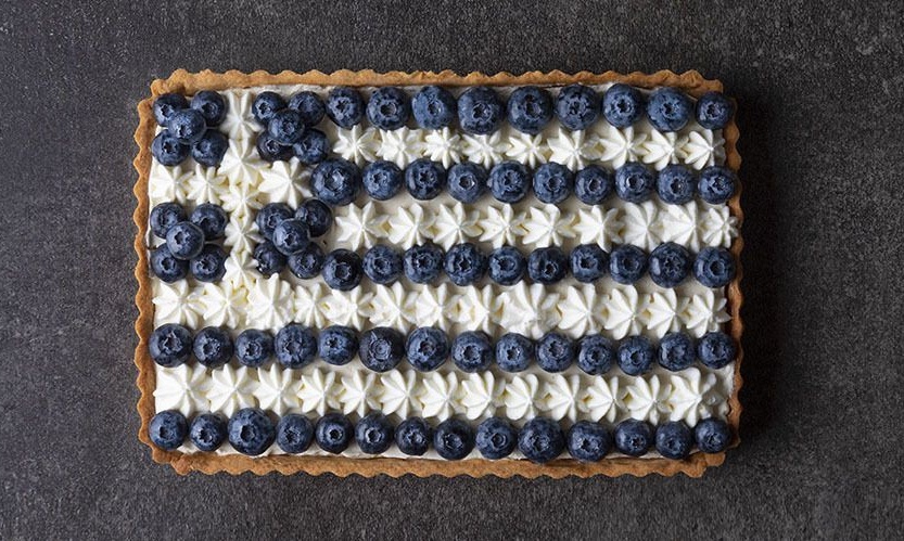 Άκης Πετρετζίκης: Τάρτα ελληνική σημαία