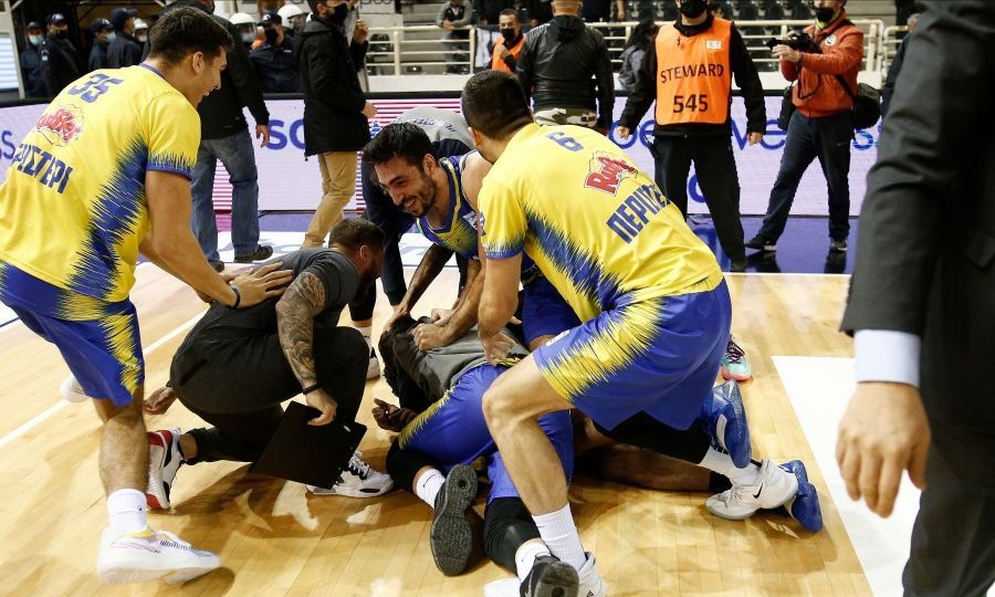 ΠΑΟΚ-Περιστέρι: Το ΑΠΙΘΑΝΟ buzzer beater του ΜακΚρί και το «πάρτι» στην Πυλαία (video)