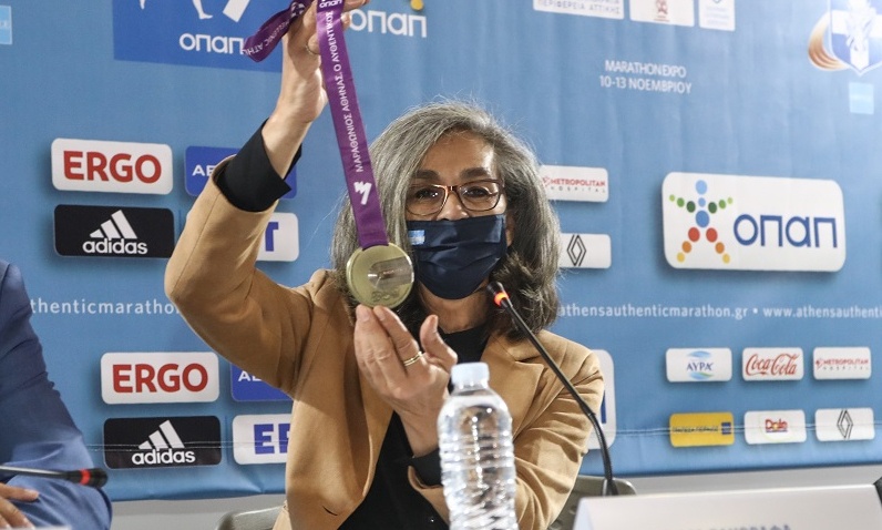 38ος ΑΜΑ: Παρουσιάστηκε το συλλεκτικό μετάλλιο του Μαραθωνίου δια... χειρός Βαρώτσου