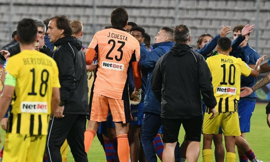 Τιμωρία τριών αγωνιστικών για τις μπουνιές στο Βόλος-Άρης (video)