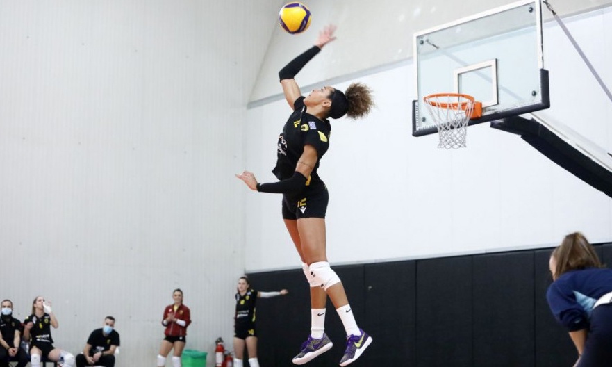 ΑΕΚ - Σοκαρισμένη η Τέρελ: Έπεσε στο αμάξι της πεζός για να αυτοκτονήσει