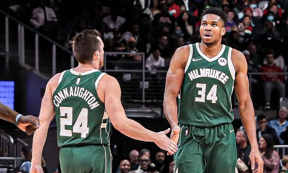 NBA: Τα «Γεράκια» κατασπάραξαν τους Μπακς (videos)