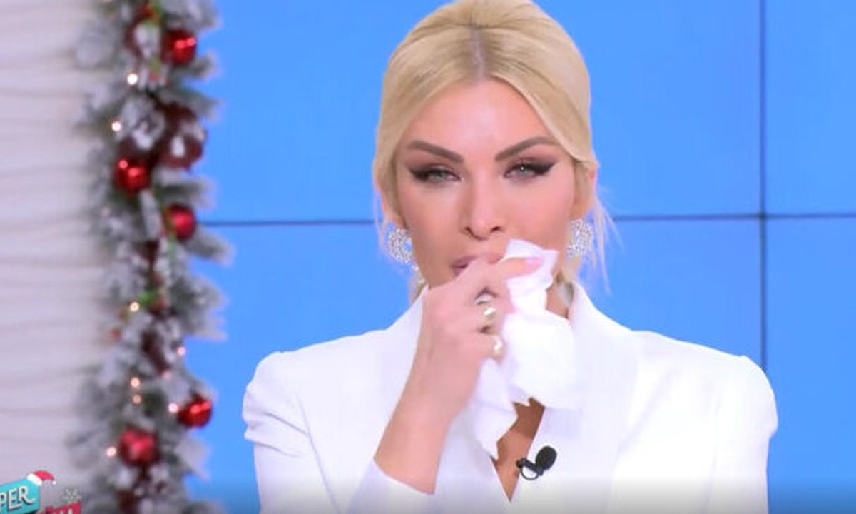 Πνιγμένη στα κλάματα η Κατερίνα Καινούργιου -  Το ατύχημα στην οικογένεια και η αποκάλυψη