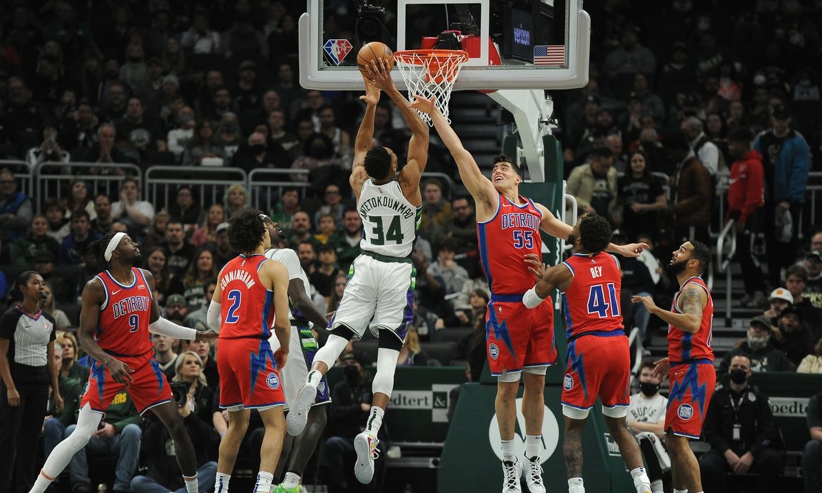 NBA: Σαρωτικοί Μπακς απέναντι στους Πίστονς (photos+video)