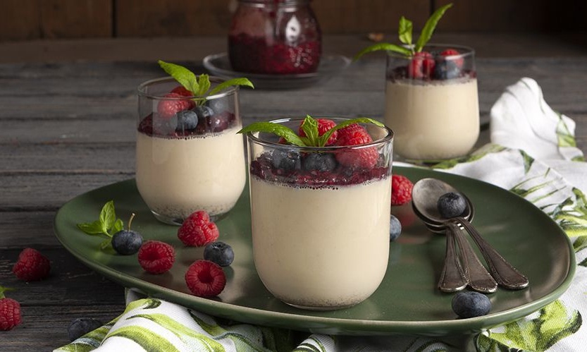 Άκης Πετρετζίκης: Πανακότα με γάλα σόγιας και μαρμελάδα από φρούτα του δάσους