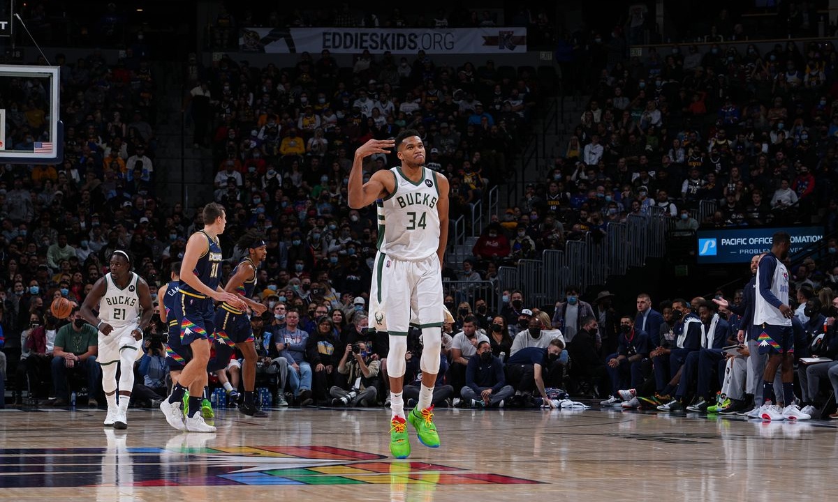 NBA: Συνεχίζουν απτόητοι Μπακς και Γιάννης (photos+video)